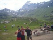 io con Enrico Mensio ed Emanule Sardu davanti al rifugio Benevolo con la Granta Parei alle spalle
