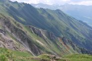 Visto dal Mt. Cormet, il colletto sulla cresta, dietro il quale passa il sentiero n. 2 da Dailley. Sullo sfondo la Testa Drumiana