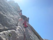 Tony conduce sul traversino che immette nel diedro prima dell'ingresso sulla placca del tiro-chiave
