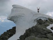 La spettacolare cornice di neve sulla vetta