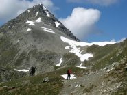 Davanti a noi il colle Vessona ancora innevato e la cresta da risalire