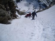 il gruppo in discesa nel canale