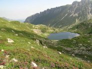 Il Lago inferiore del Frisson visto durante la discesa dal Lago superiore