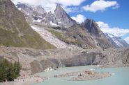 Sul laghetto svetta l'elegante Aiguille Noire de Peuterey