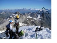 La coppia incontrata al rifugio ora esulta in vetta...