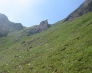 La bocchetta con l'evidente roccione bianco