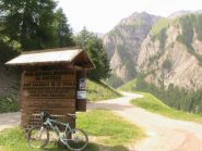 L'inizio della strada che porta al Refuge de Lac Blanche(9KM)