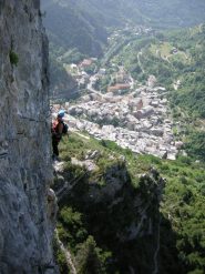 città di Tende sullo sfondo