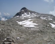 Il bellissimo Pian Cistella, con Il bivacco G.Leoni e il Monte Cistella sullo sfondo