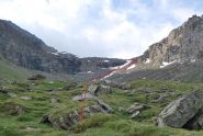 Il primo pianoro, con il percorso per la bastionata e per il suo superamento.