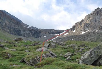 Il primo pianoro, con il percorso per la bastionata e per il suo superamento.
