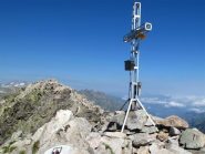 Croce di vetta e altra cima della Rocca