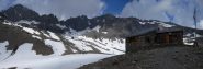 Il rifugio e la Grand Tete de By con il canale a Y