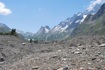 Avvicinandosi al Lago del Miage: in basso la macchia di pini che lo delimita, a sinistra la cresta con i pini che lo sovrasta.