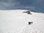 Ai piedi dell' ultima rampa. Non siamo soli...