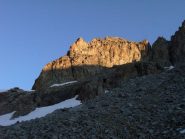 Cresta Sud: ben visibili il punto di attacco della via e, sulla destra, tra sole e ombra, le due breche punti di arrivo delle due doppie.    