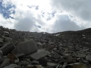 gli sfasciumi della vetta appena visibile