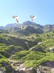 14 - poco sotto l'alpeggio dell'Arp Vieille, vista su rigugio degli Angeli e dietro la testa del Rutor