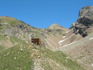 Il bivacco con sullo sfondo il mont Dzalou