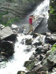 passaggio chiave della gita: attraversamento della cascata. da brivido. la temperatura dell'acqua, ovviamente