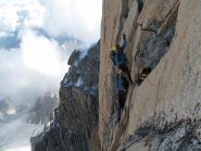 Sergio alle corde, io faccio sosta sul tiro di V+ (foto M. Sanguineti)