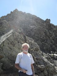 al colletto e dietro il primo tratto di salita della cresta