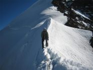 Marco sulla sottile cresta