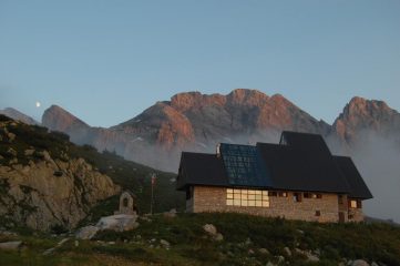 il rif.garelli con il marguareis alle spalle