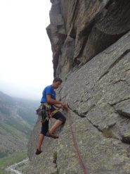 block65 sul traverso mentre assicura il chiodo alla roccia