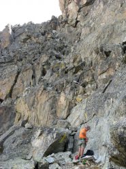 La parte terminale della vetta, sono ben evidenti le tacche gialle che indicano la via di salita