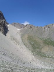 08 - sul pendio erboso si intrevede la vecchia strada militare per il ricovero Rocca Charnier