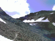 Tratto su detriti che interrompono un tratto di sentiero