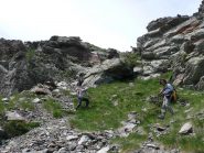 Fuori sentiero scendendo tra sfasciumi 