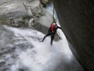 con forte getto di acqua