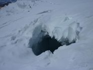 Uno dei crepacci che si incontrano lungo la traccia