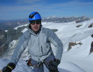 a fianco della vetta...quasi un'abbraccio.jpg