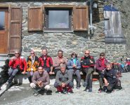 gruppo di amici al rifugio.jpg