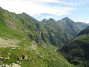 il sentiero passa da una verdissima valle antrona