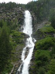 la cascata alla cui sx passa la parte finale della ferrata