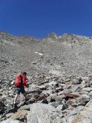 il tratto di morena sfasciata sotto la punta ,visibile al centro