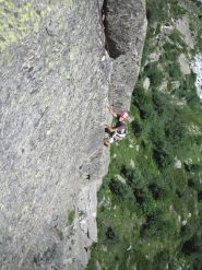 otaner all'inizio della splendida fessura del 3° tiro
