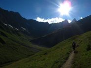 Il vallone per il rifugio, in fondo le Aiguille Meridionale e Centrale