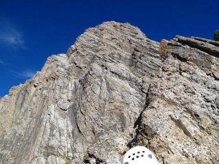 La parte superiore, l'itinerario taglia da destra verso sinistra l'intero fianco della parete