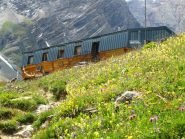 Il rifugio des Aiguilles d'Arves immerso nei fiori