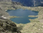 Il lago rabuons con il rifugio omonimo (piccolissimo).
