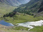 Il rifugio Migliorero con il lago inferiore d' Ischiator.