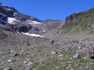 Alla morena, passare tutto a sinistra salendo al di sopra della balze dove si vedono i nevai