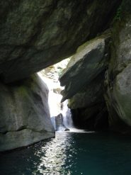 La bella caverna formata da un masso gigantesco