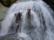 Roby e Luca sotto la cascata Ventaglio