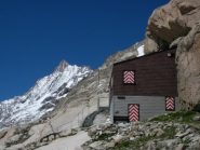 il bivacco sotto la parete, si vede la cima